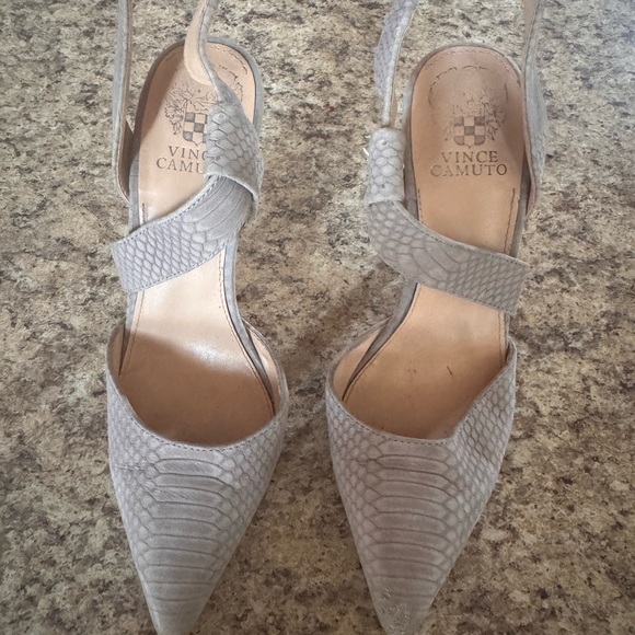 Vince Camuto Grey Snake Skin Heels with open back size 8 - Picture 2 of 7